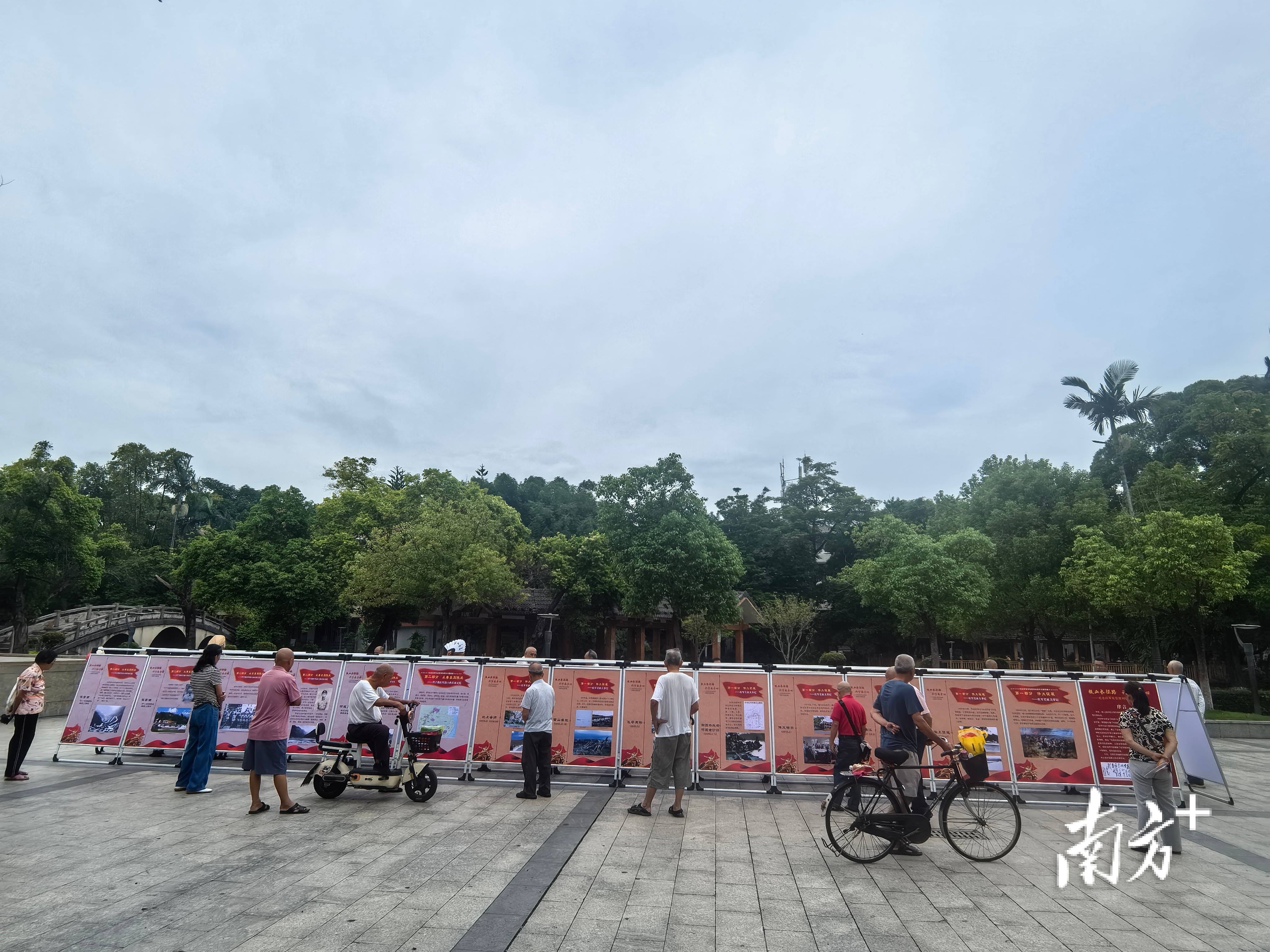 長征主題巡展在興寧市人民公園、圖書館巡展