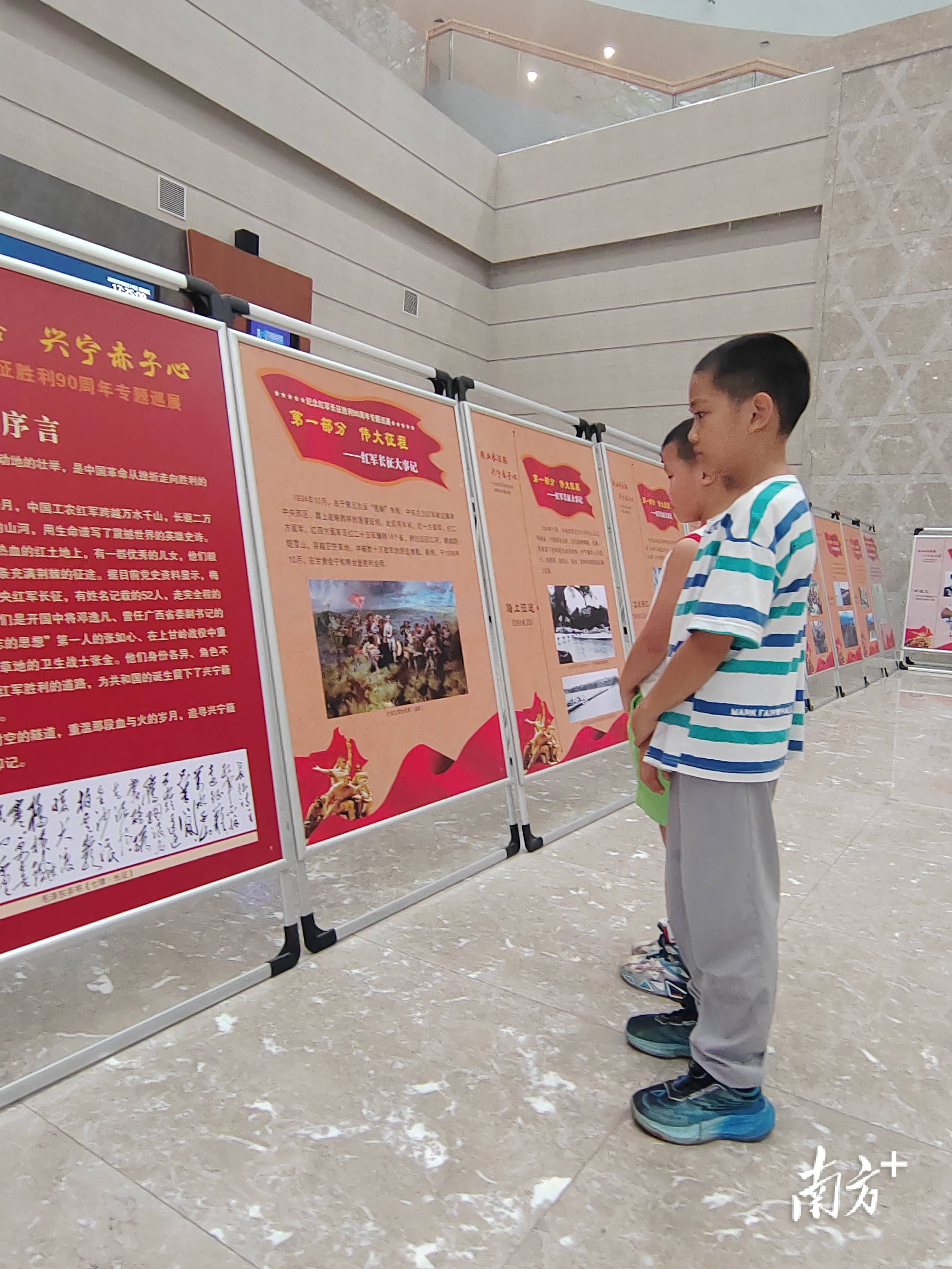 長征主題巡展在興寧市人民公園、圖書館巡展