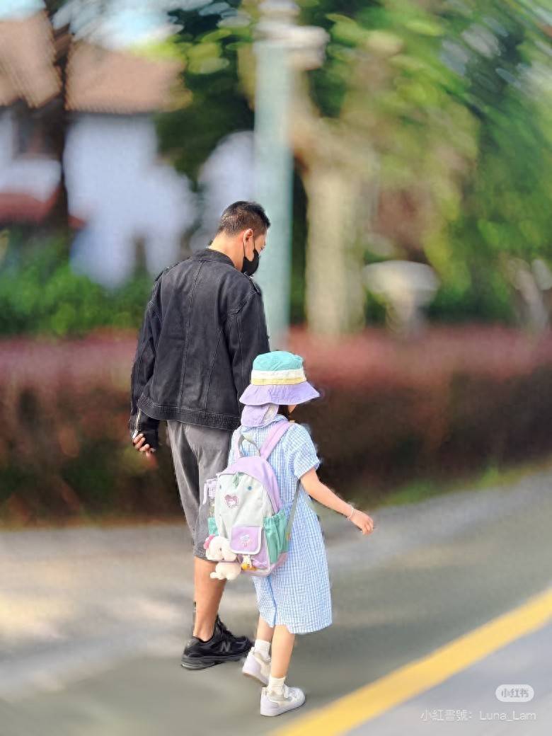 林峰拍完電影馬上回歸家庭，送6歲女兒上小學，大手牽小手