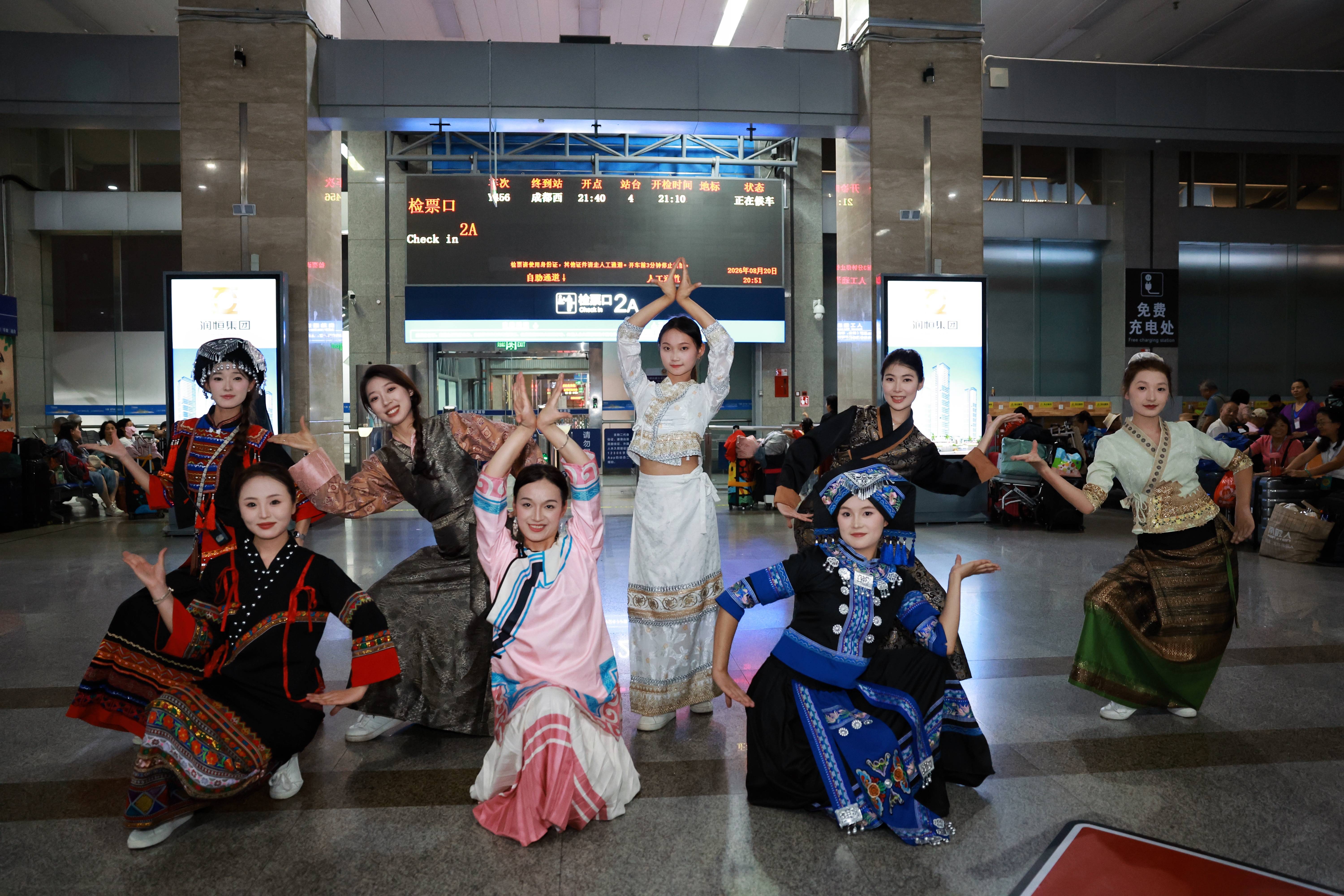 “彩雲之南·昆明號”旅遊列車首次開往新疆
