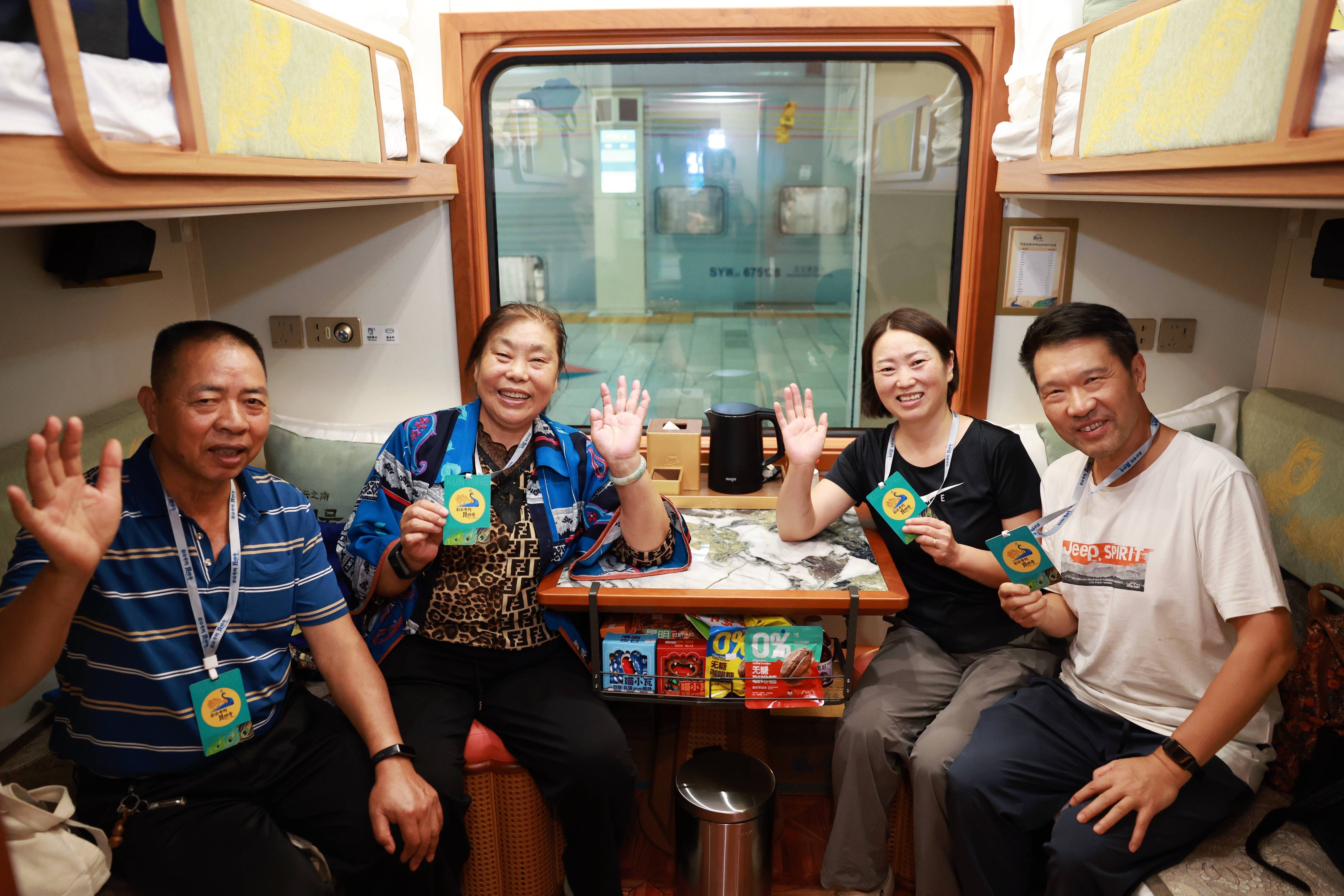 “彩雲之南·昆明號”旅遊列車首次開往新疆
