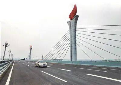 大橋護欄立柱開裂，一掰水泥塊就掉落？當地回應