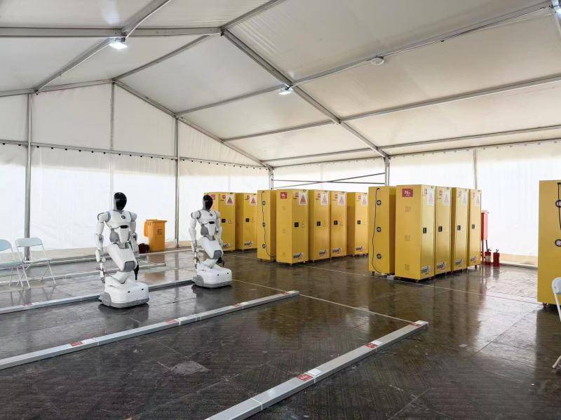 備齊倉儲、修理、充電功能，上千臺機器人入駐“運動員村”