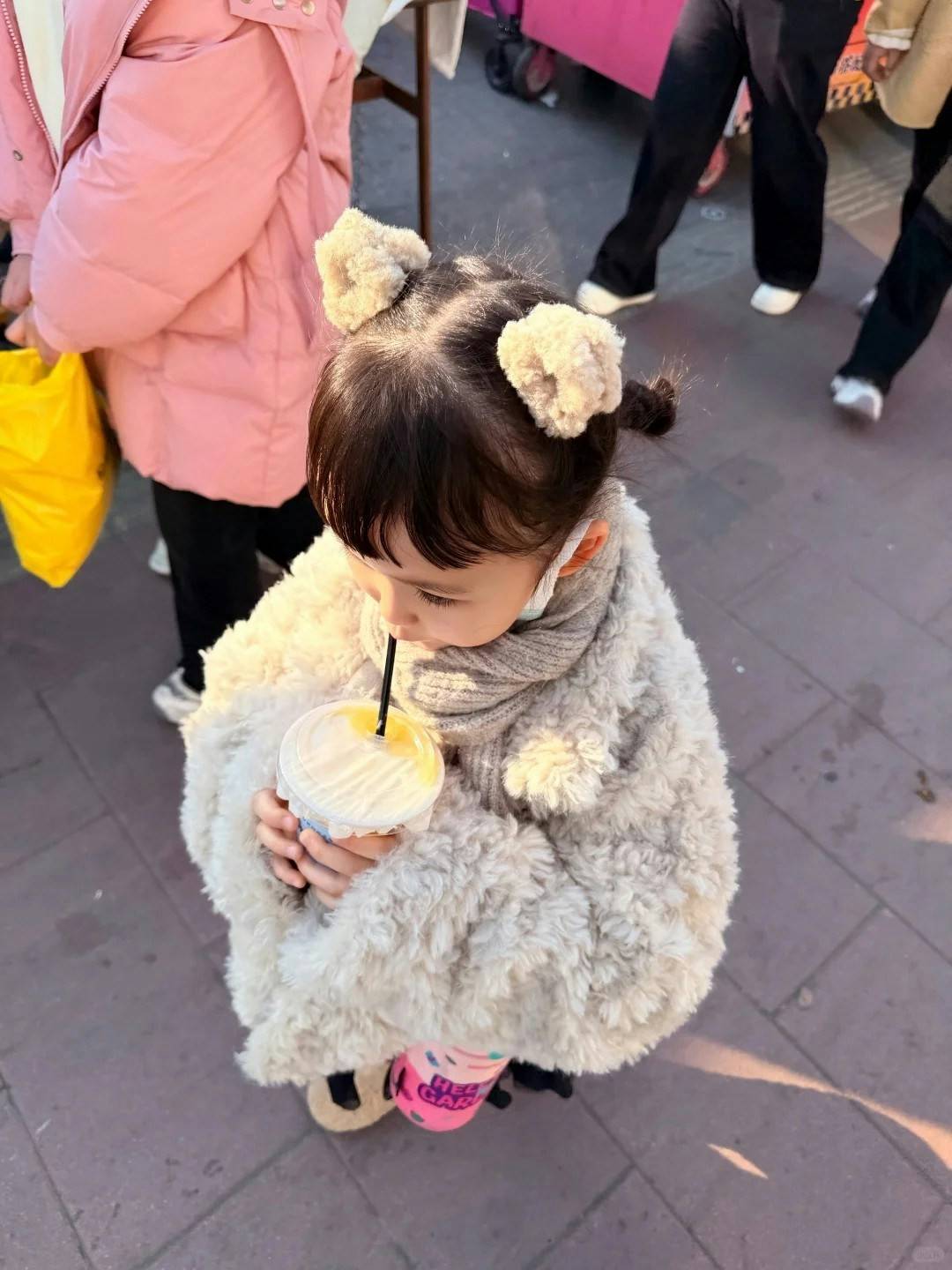 林峰拍完電影馬上回歸家庭，送6歲女兒上小學，大手牽小手