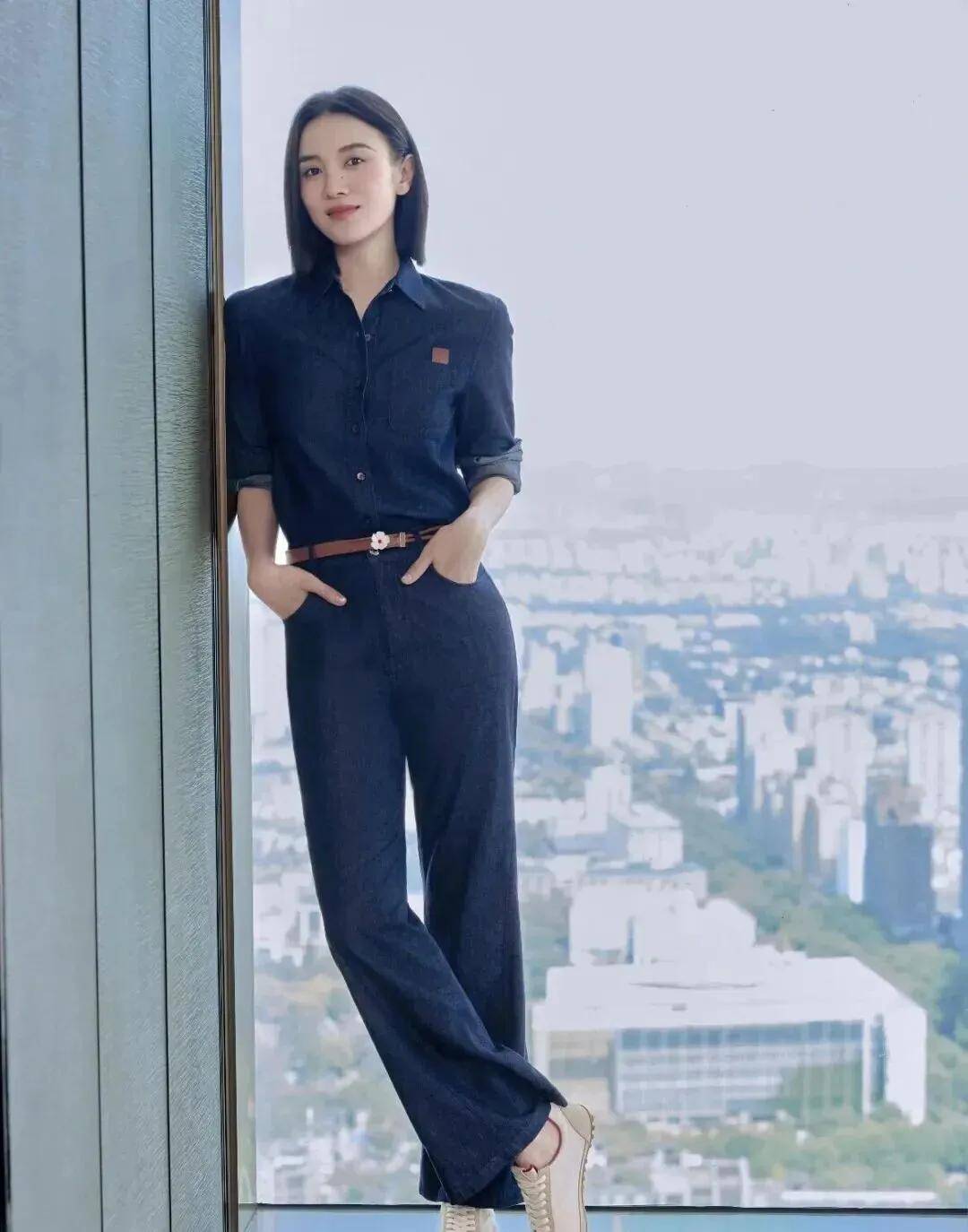 隨性高階，幹練利落，宋佳的高知秋季穿搭堪稱40+職場女性範本