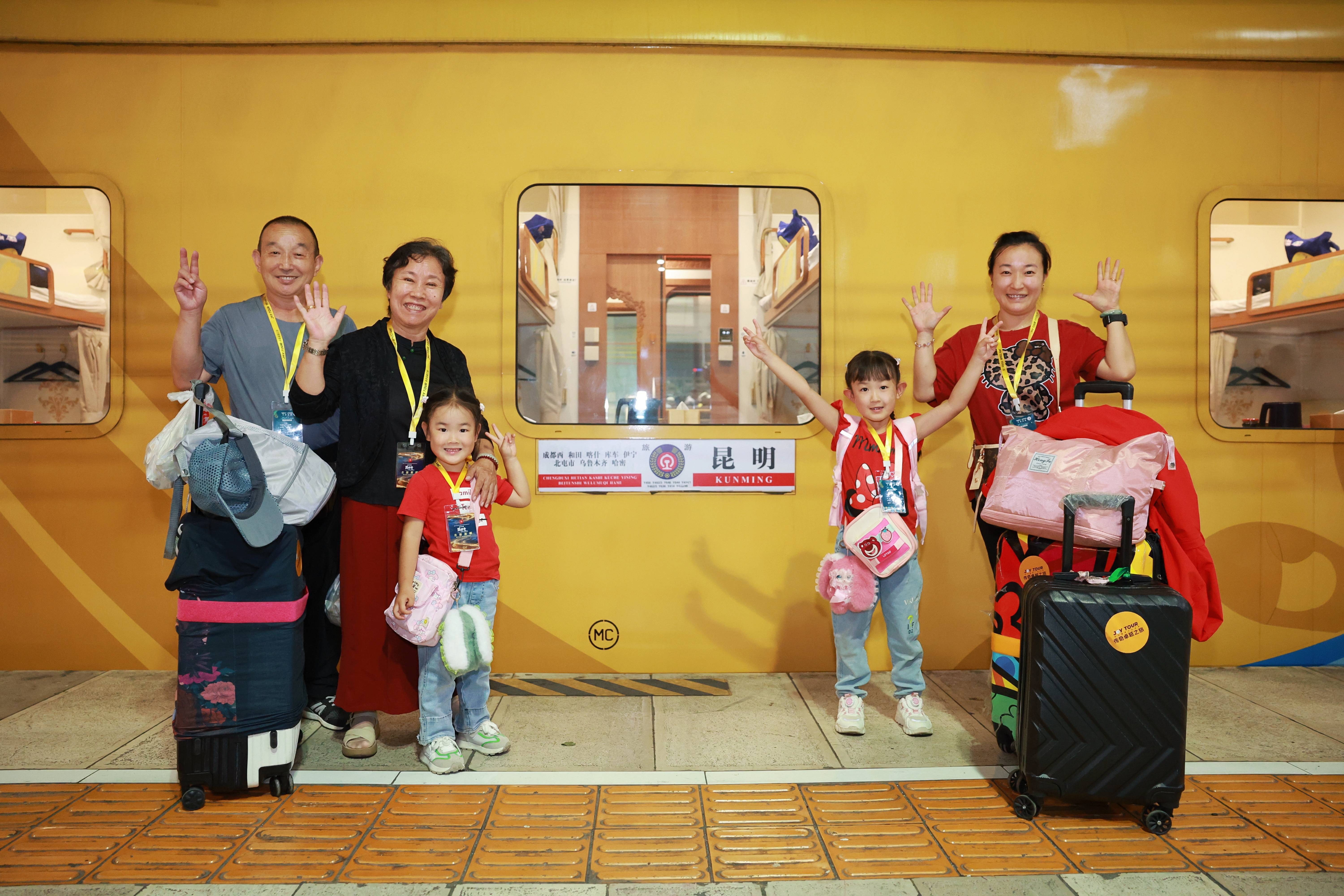 “彩雲之南·昆明號”旅遊列車首次開往新疆