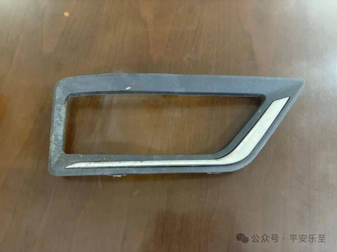 水溝裡的汽車燈具外殼，讓一起“單方事故”翻了案