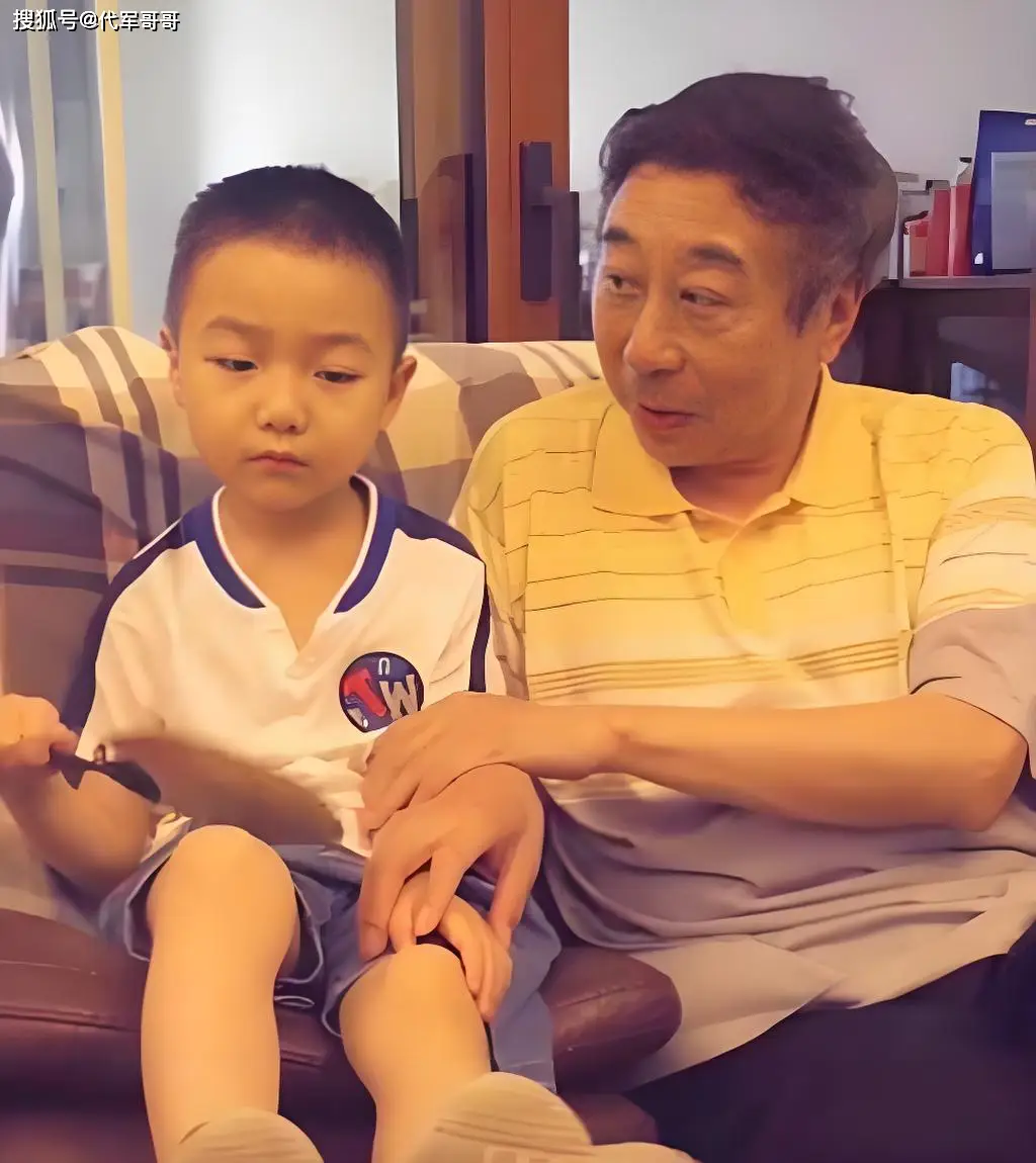 原創68歲馮鞏近況曝光！娶中學同學艾慧恩愛43年，如今兒子成為他的驕傲