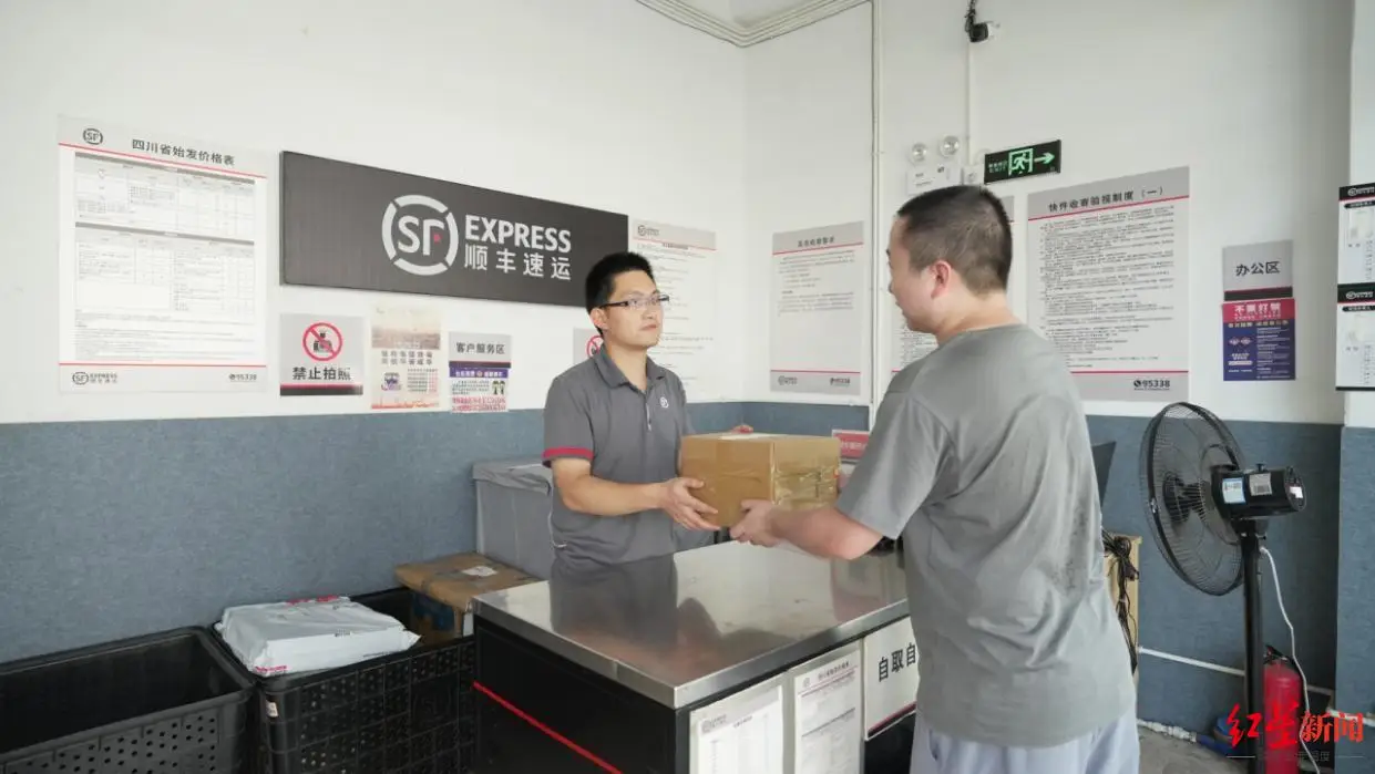 寄快遞、買東西、停車充電 成都公交場站“金角銀邊”變身便民空間