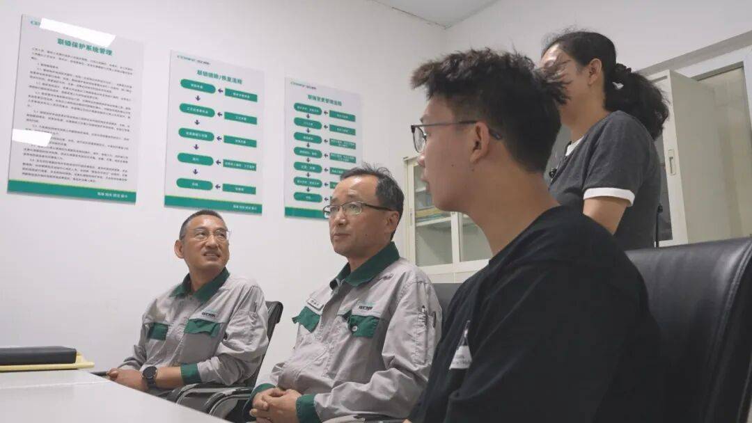 男子突然離世，同事自發資助其妻兒5年！如今孩子考上大學，公司：承擔所有學費