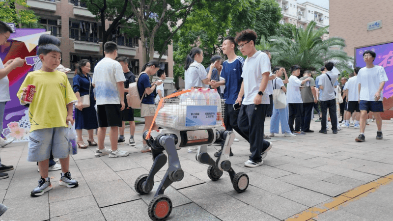 開學季的“科技標配”：雲深處科技機器人再次亮相浙大校園