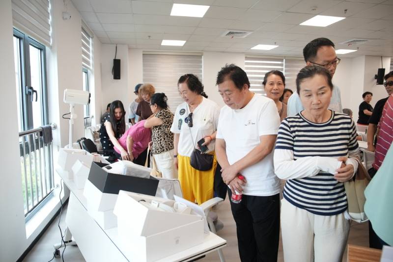 家門口的“科技養老”新場景！新虹街道“適老科技產品社羣體驗點”揭牌