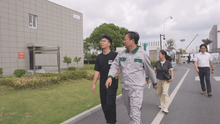 男子突然離世，同事自發資助其妻兒5年！如今孩子考上大學，公司：承擔所有學費