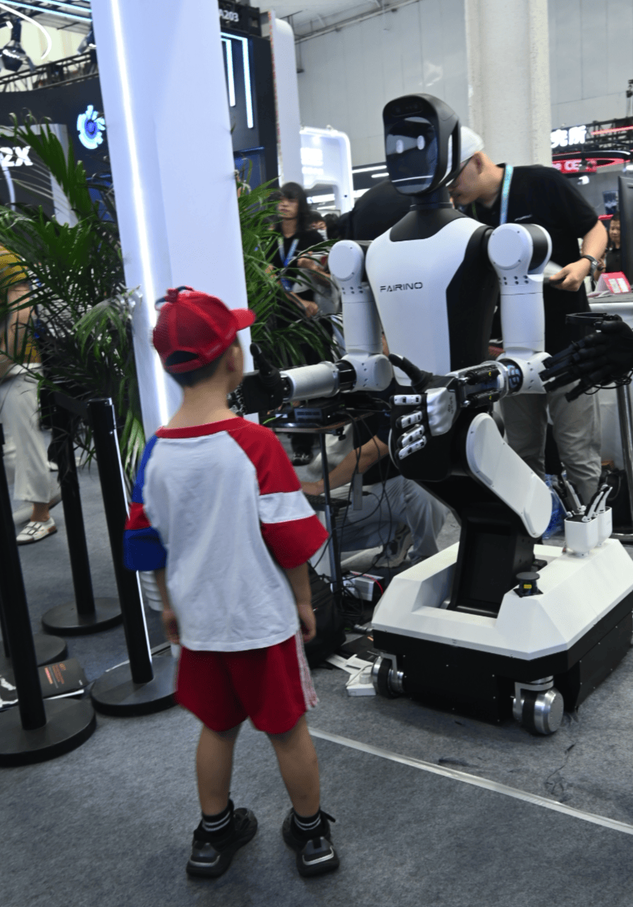 北京世界機器人大會哪來這麼多小學生…