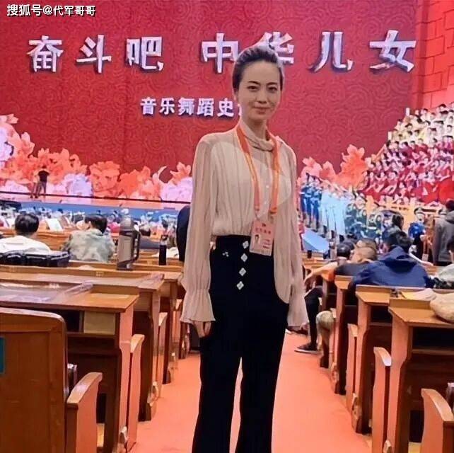 原創前恒大歌舞團長白珊珊近況曝光！許家印倒臺後嫁圈外丈夫，定居澳門教舞蹈