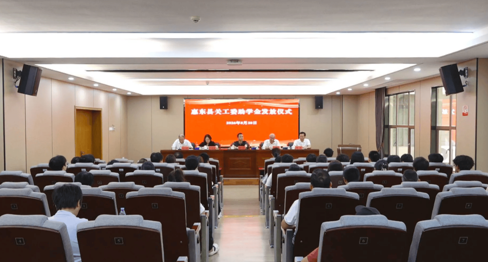 惠東51名困難家庭大學新生收到助學金