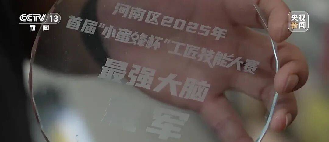這位快遞小哥的“移動工位”，火了！