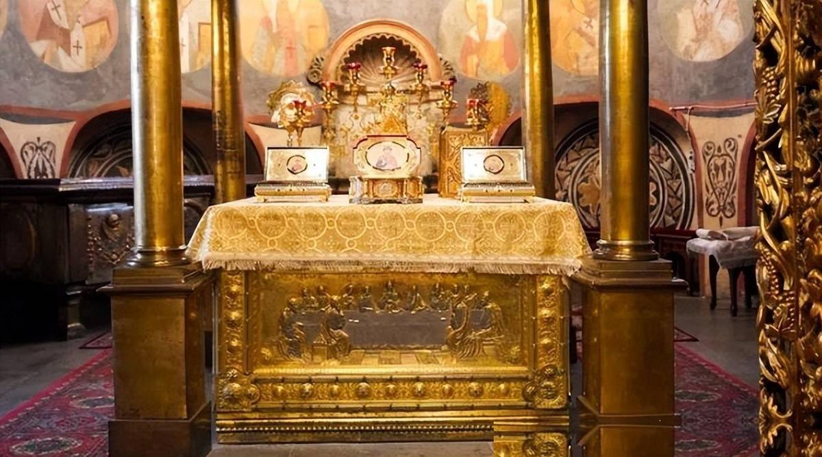 原創險遭暖氣管壓碎！克里姆林宮地板塌了，驚現俄羅斯700年前祖宗