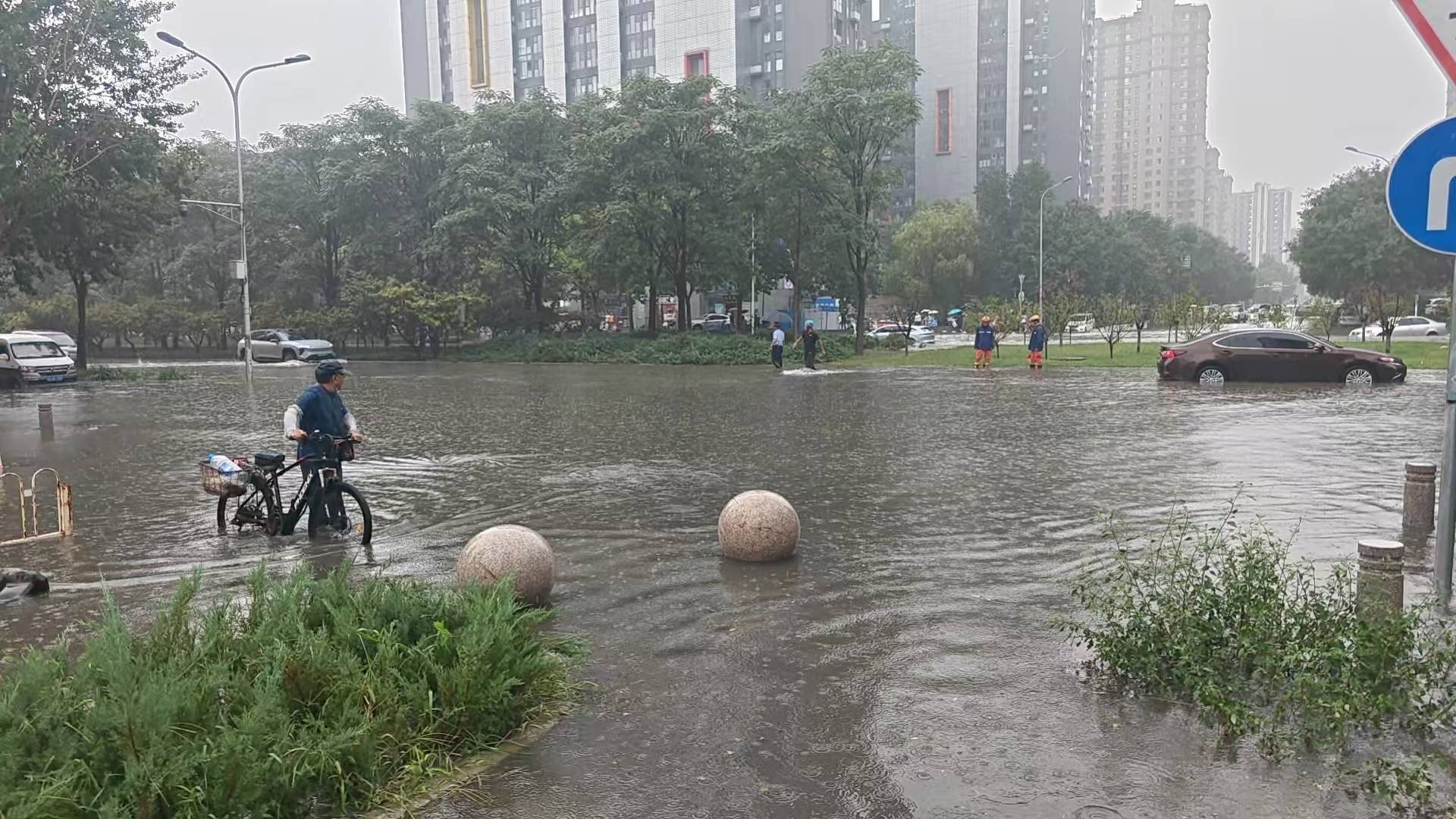 短時強降雨突襲，平房鄉快速響應保障通行