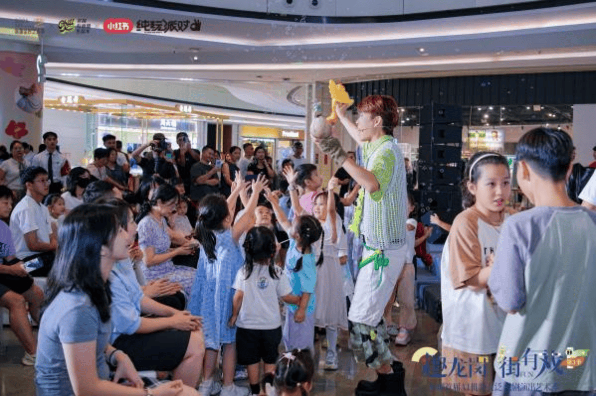 深圳首屆AI機器人泛戲劇演出藝術季啟幕：跳出劇場，以街區為舞臺