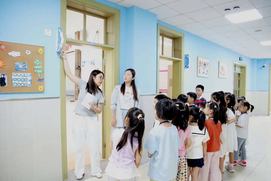 教室裝扮成“家”、校長直播開箱，這所小學的新生體驗營太“寵娃”了
