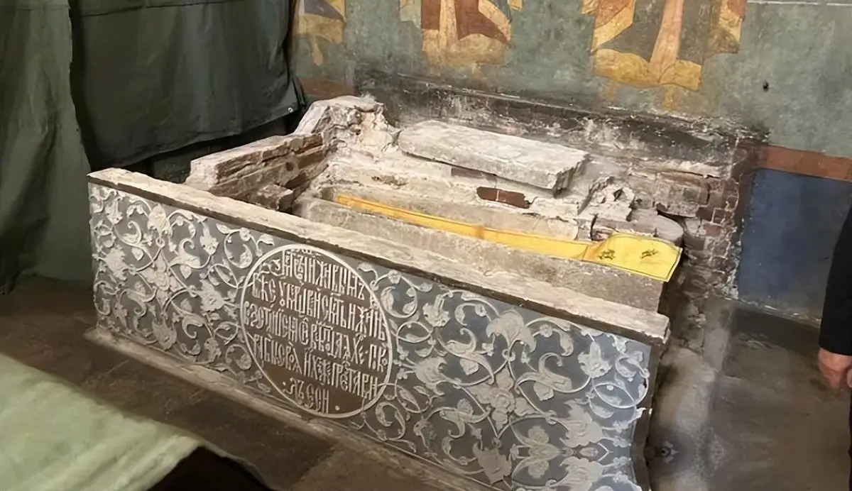 原創險遭暖氣管壓碎！克里姆林宮地板塌了，驚現俄羅斯700年前祖宗