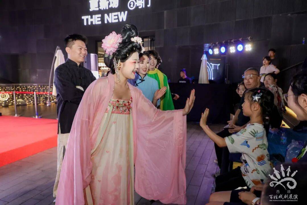 看戲逛集兩不誤！西單這個戲劇市集熱鬧正酣
