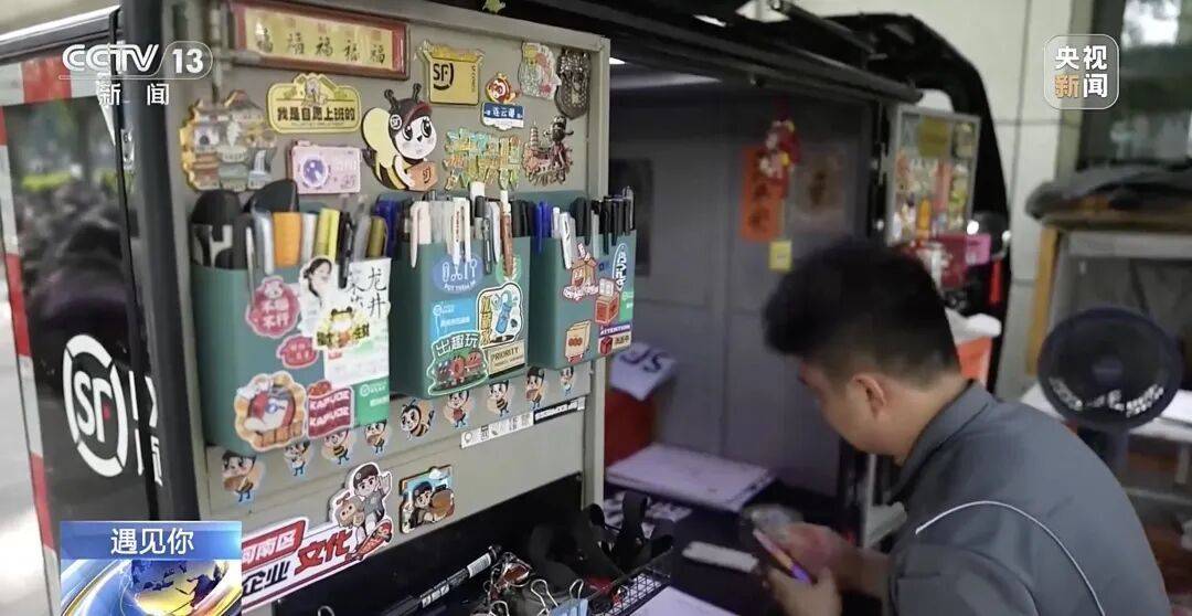 這位快遞小哥的“移動工位”，火了！