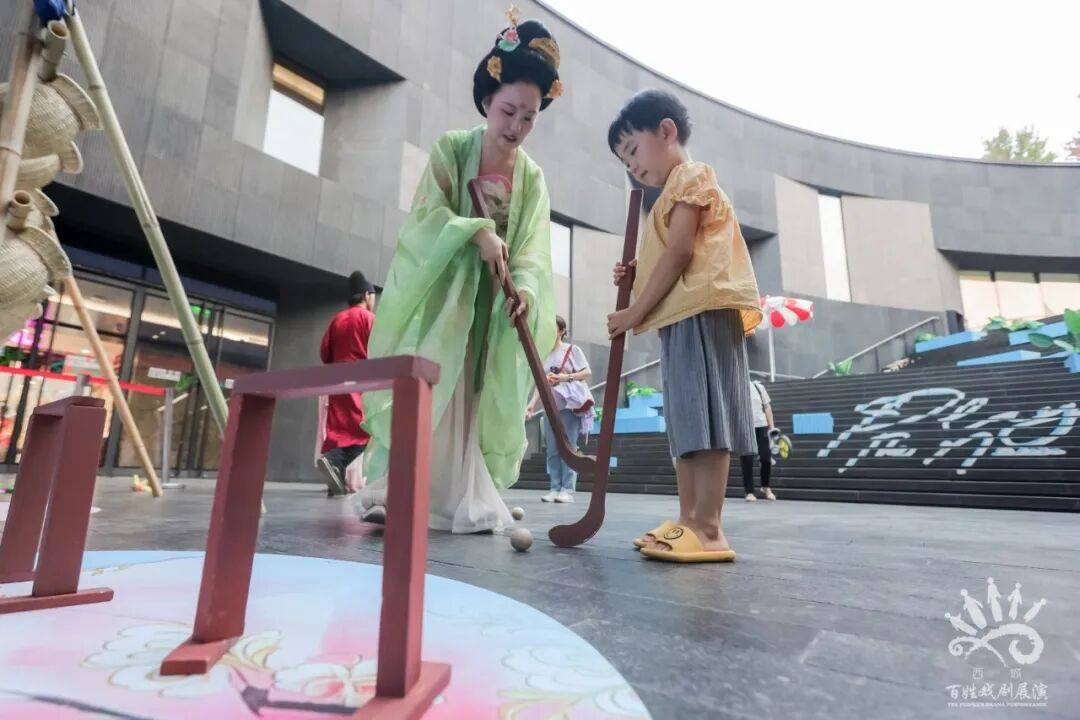 看戲逛集兩不誤！西單這個戲劇市集熱鬧正酣