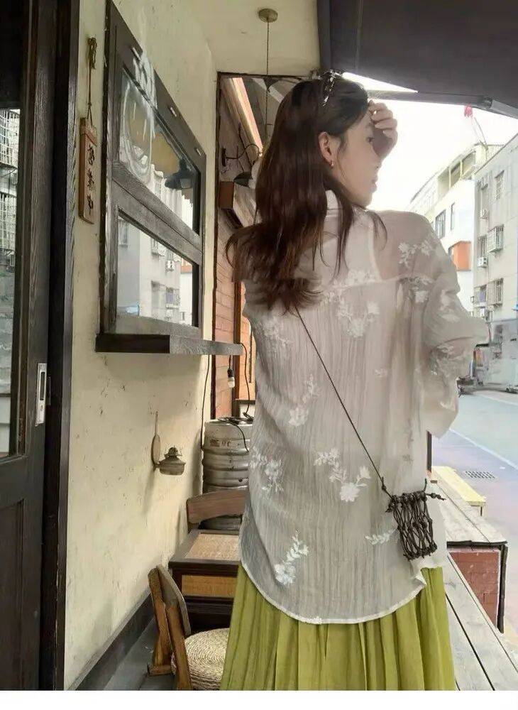 法式繁花襯衫，重工刺繡，輕薄透氣