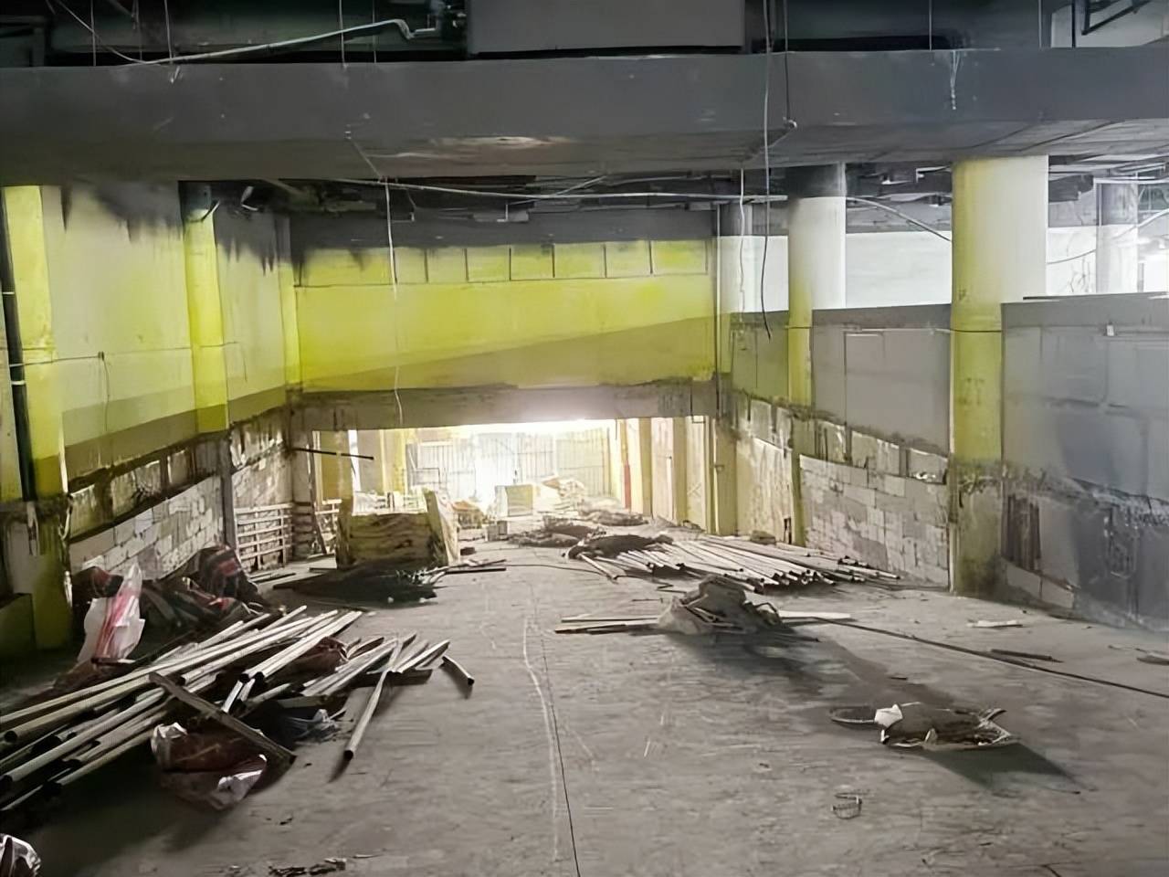 鋸斷承重鋼筋建停車場，廣東東莞眼鏡城樓上業主擔心房屋安全