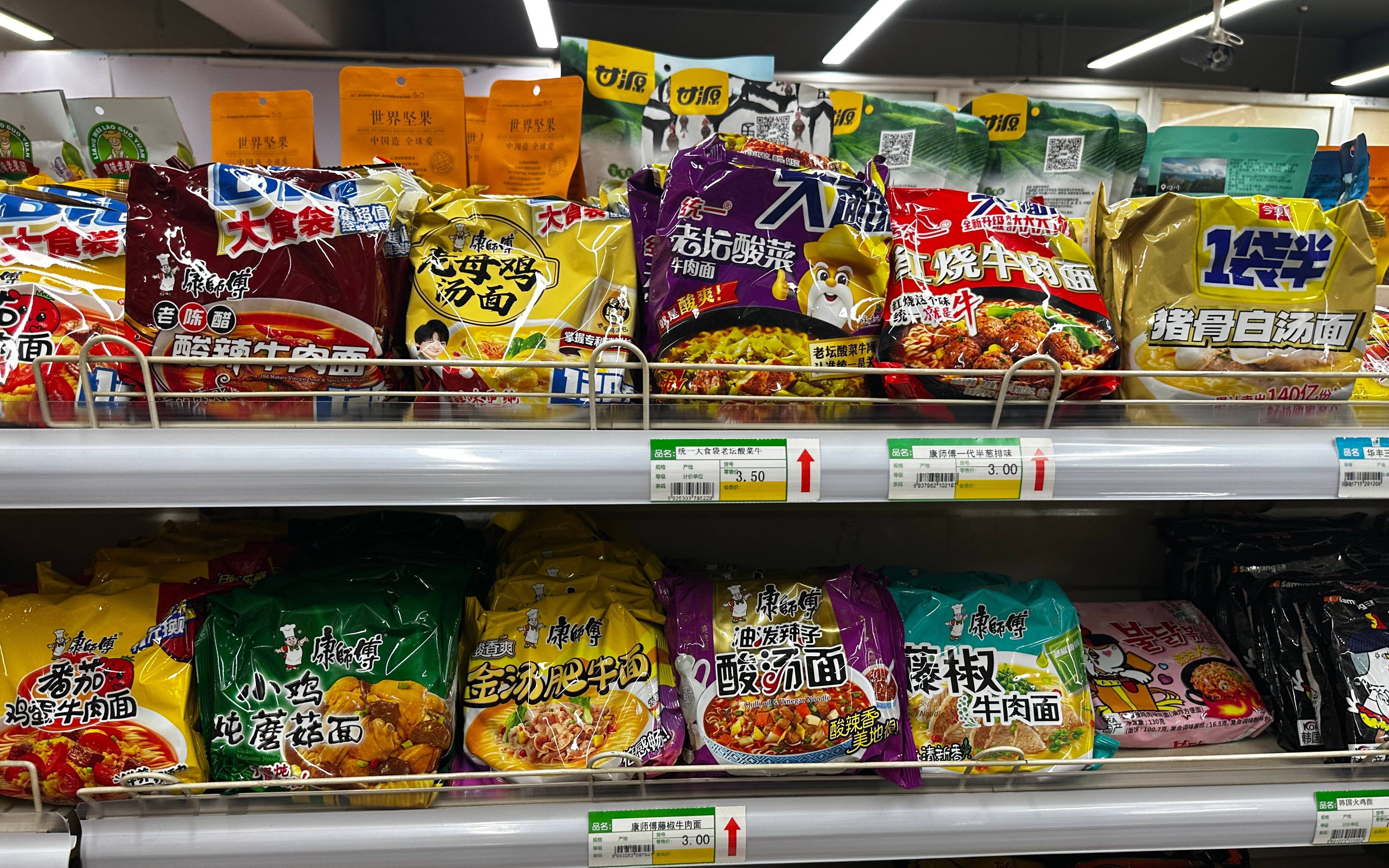 貨架經濟學丨泡麵越賣越好，被五連包霸佔的超市貨架難覓單包裝