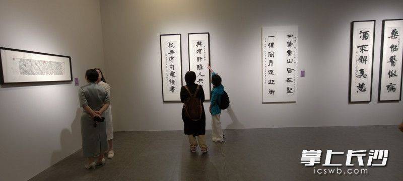 原創“紫氣東來”書法展變藝術盛宴，胡紫桂現場揮毫又拉二胡