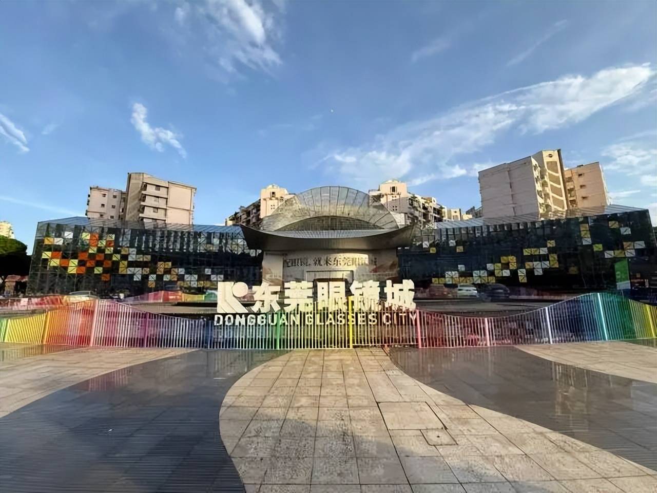 鋸斷承重鋼筋建停車場，廣東東莞眼鏡城樓上業主擔心房屋安全