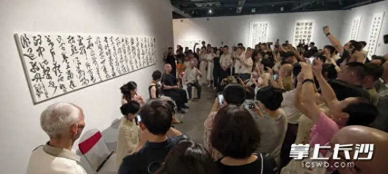 原創“紫氣東來”書法展變藝術盛宴，胡紫桂現場揮毫又拉二胡