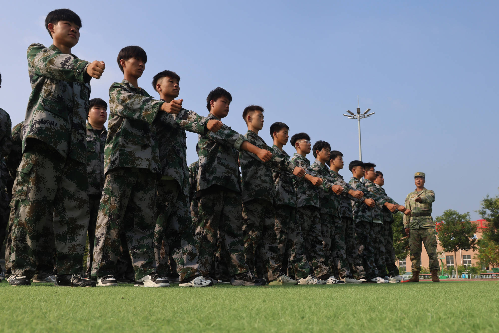 瀋陽聯勤保障中心某倉庫為駐地職業高階中學開展國防軍訓工作