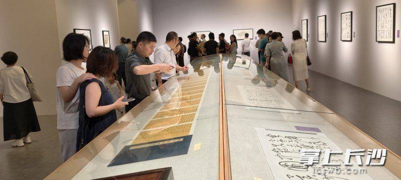 原創“紫氣東來”書法展變藝術盛宴，胡紫桂現場揮毫又拉二胡