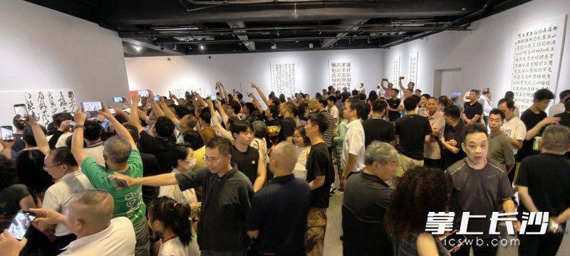 原創“紫氣東來”書法展變藝術盛宴，胡紫桂現場揮毫又拉二胡