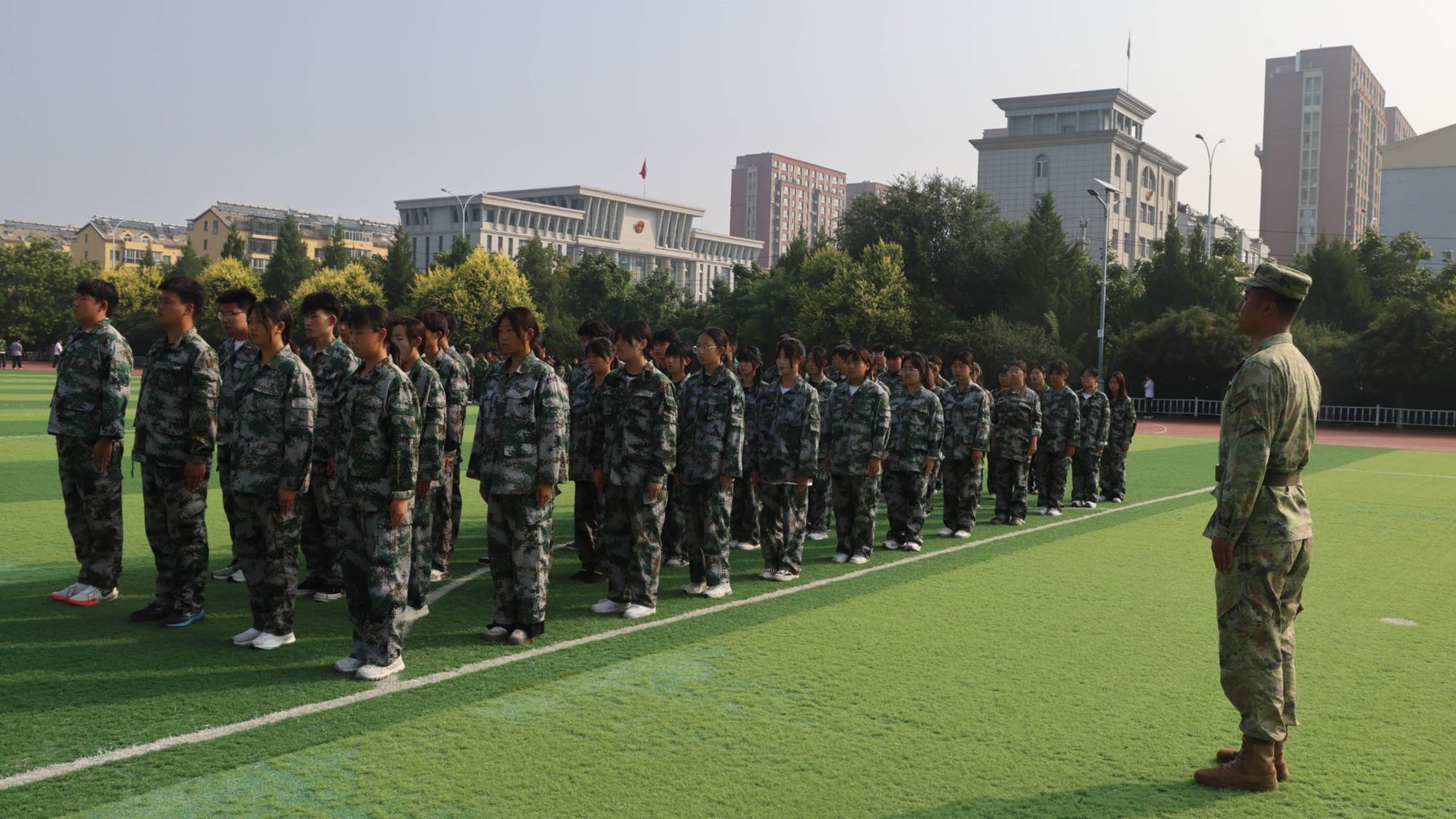 瀋陽聯勤保障中心某倉庫為駐地職業高階中學開展國防軍訓工作