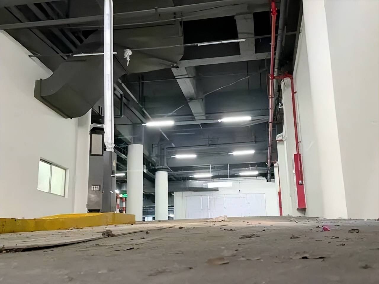鋸斷承重鋼筋建停車場，廣東東莞眼鏡城樓上業主擔心房屋安全