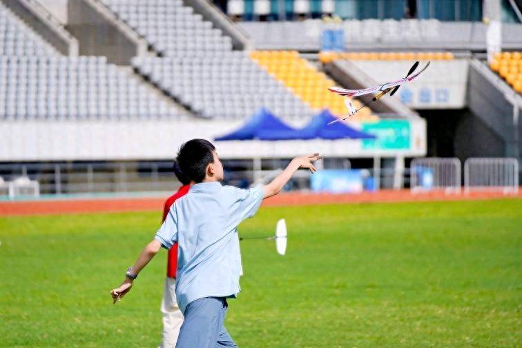 成都少年“飛”向全國之巔！這支小學生航模隊斬獲航模競賽8項大獎