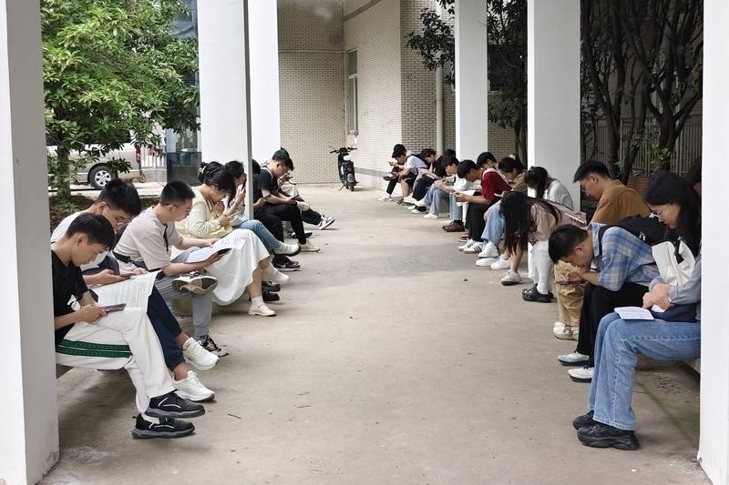原創河南三支一扶因作弊重考，眼鏡也要過安檢
