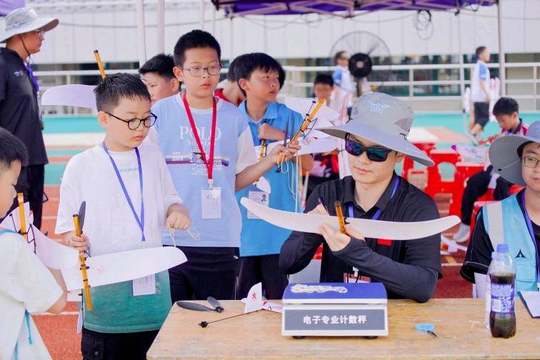 成都少年“飛”向全國之巔！這支小學生航模隊斬獲航模競賽8項大獎