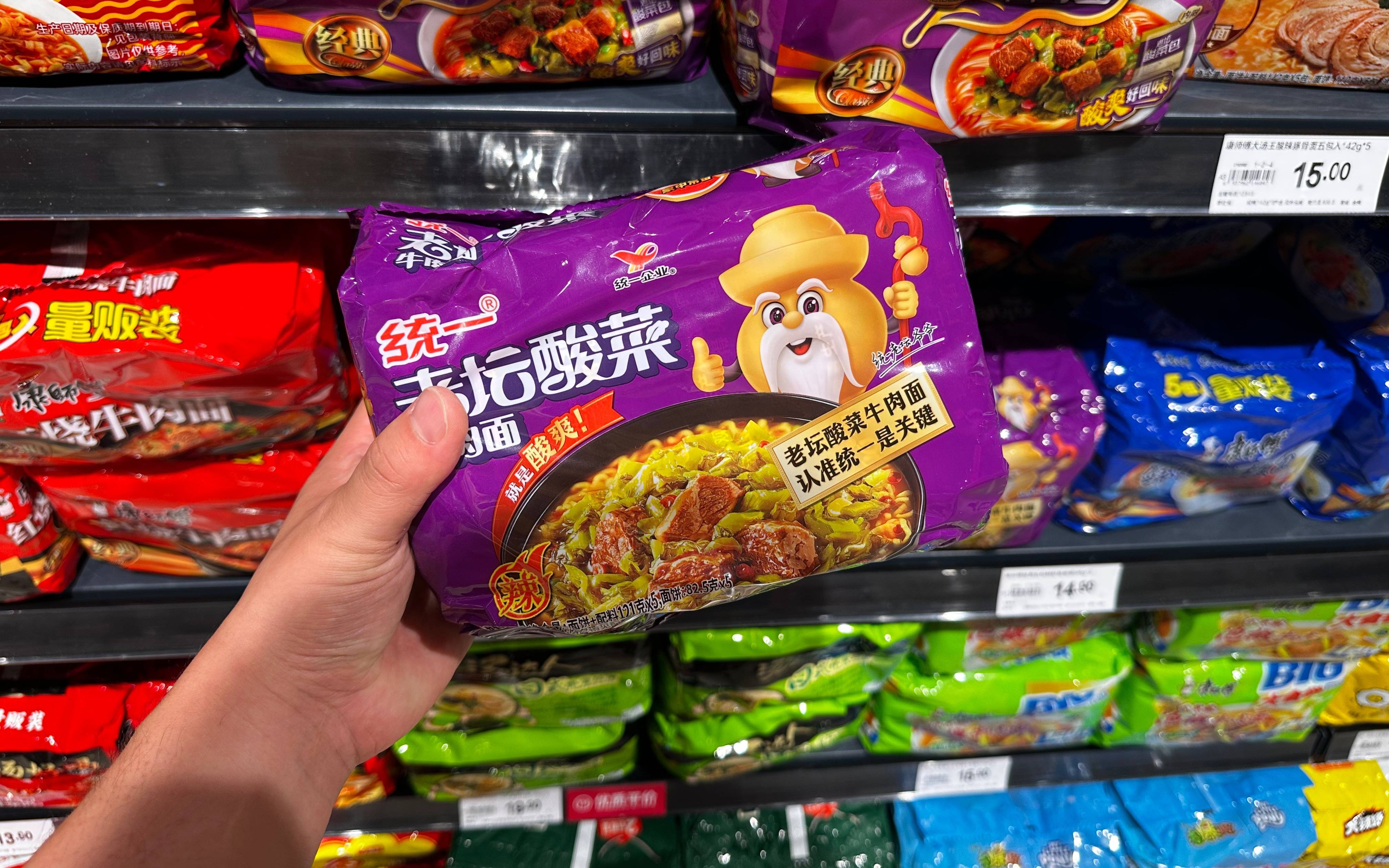 貨架經濟學丨泡麵越賣越好，被五連包霸佔的超市貨架難覓單包裝