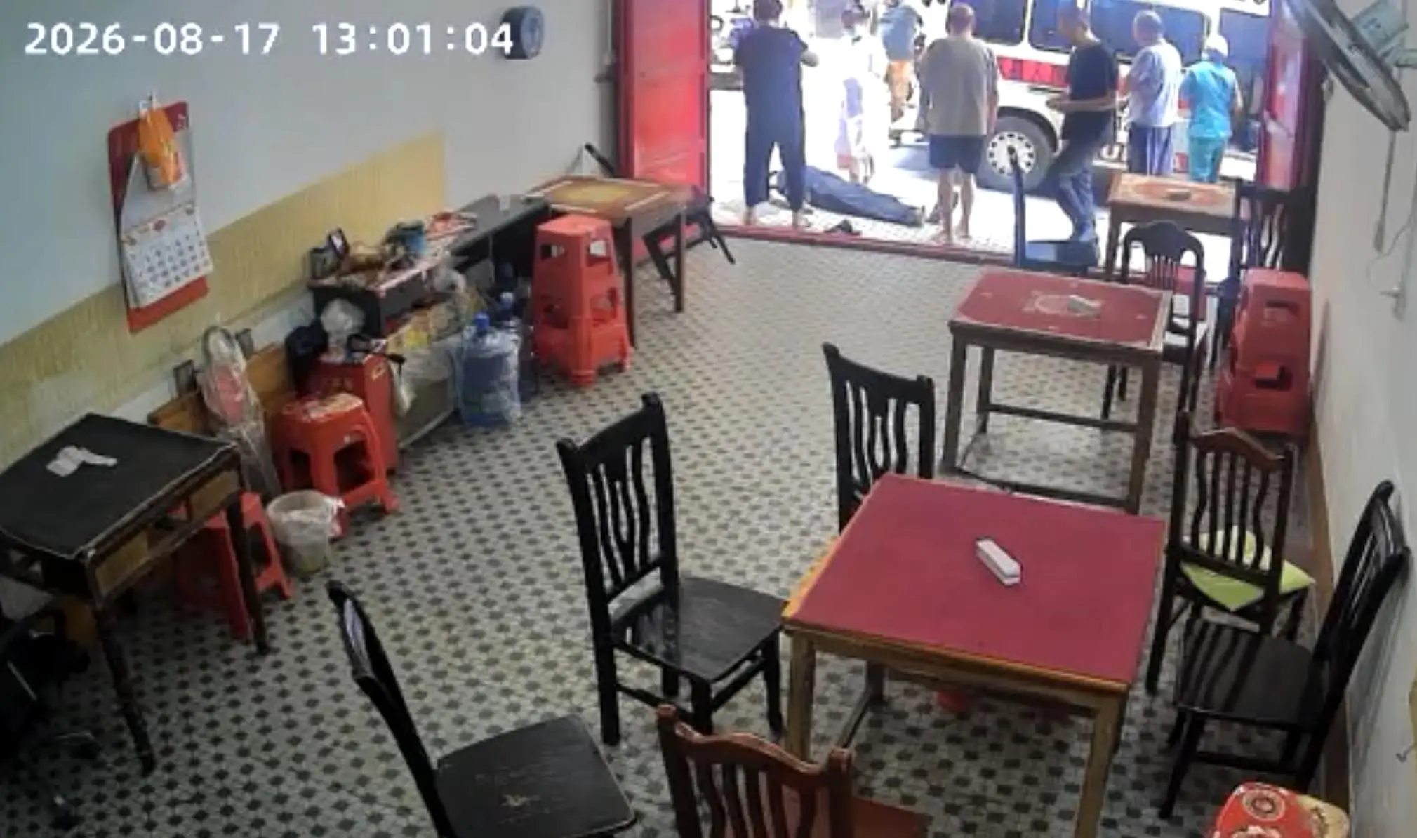 老人進牌館休息後暈倒離世，店主好心幫扶反而賠償1.9萬元，律師：店主無法律過錯，無賠償責任