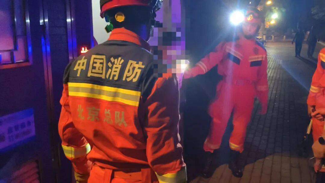 遊客深夜如廁被困公廁 前門消防救援站快速救援脫險