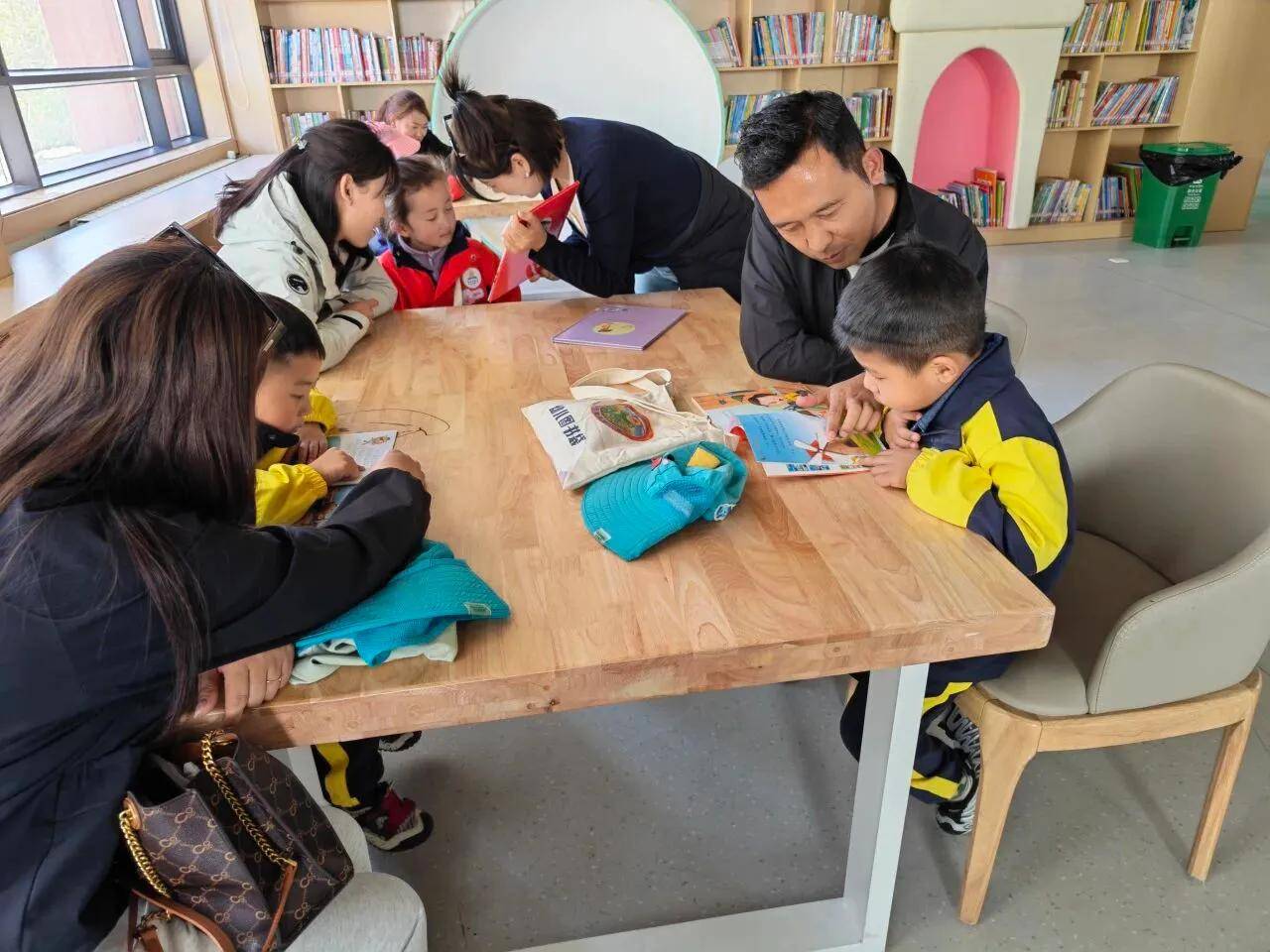 原創西藏日喀則市圖書館組織開展金秋主題閱讀體驗及文化傳播活動