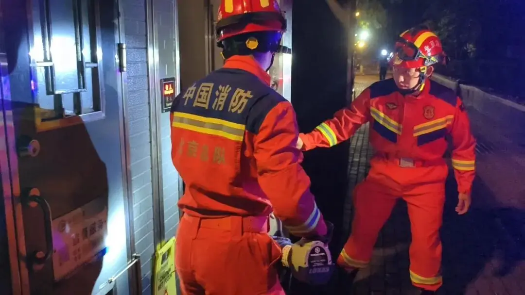 遊客深夜如廁被困公廁 前門消防救援站快速救援脫險