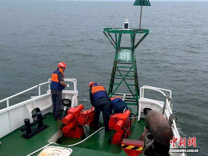 風雨中的“復標”行動 福州航標處快速復位閩江口漂移航標