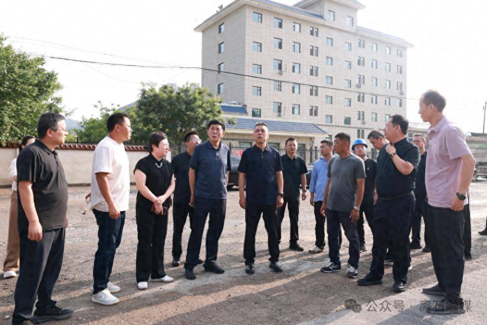 趙建喜在江陰中學現場辦公